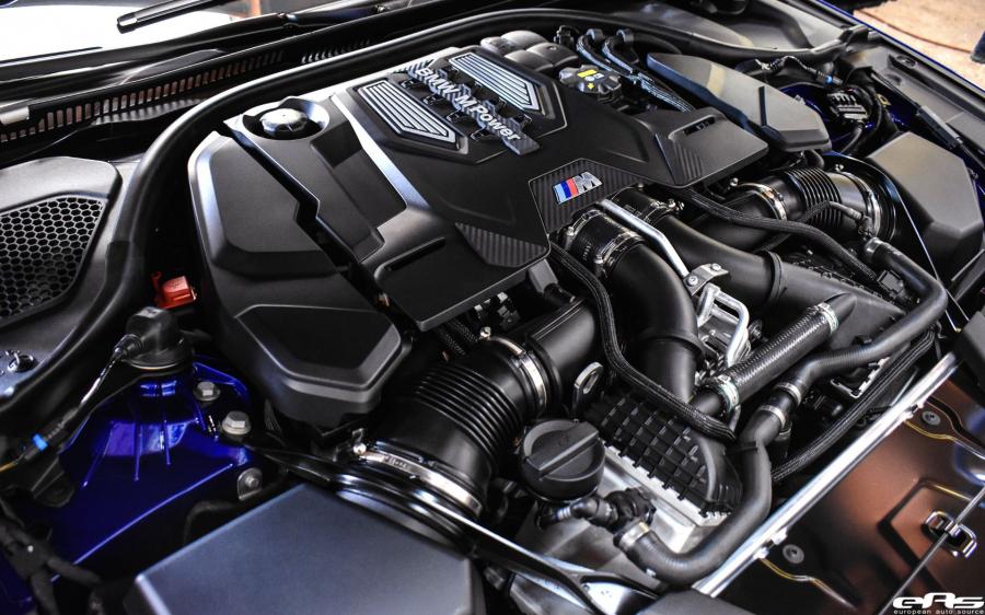 Моторный отсек BMW M5 Marina Bay Blue by EAS (F90) 2018 года  (фото 8 из 34)